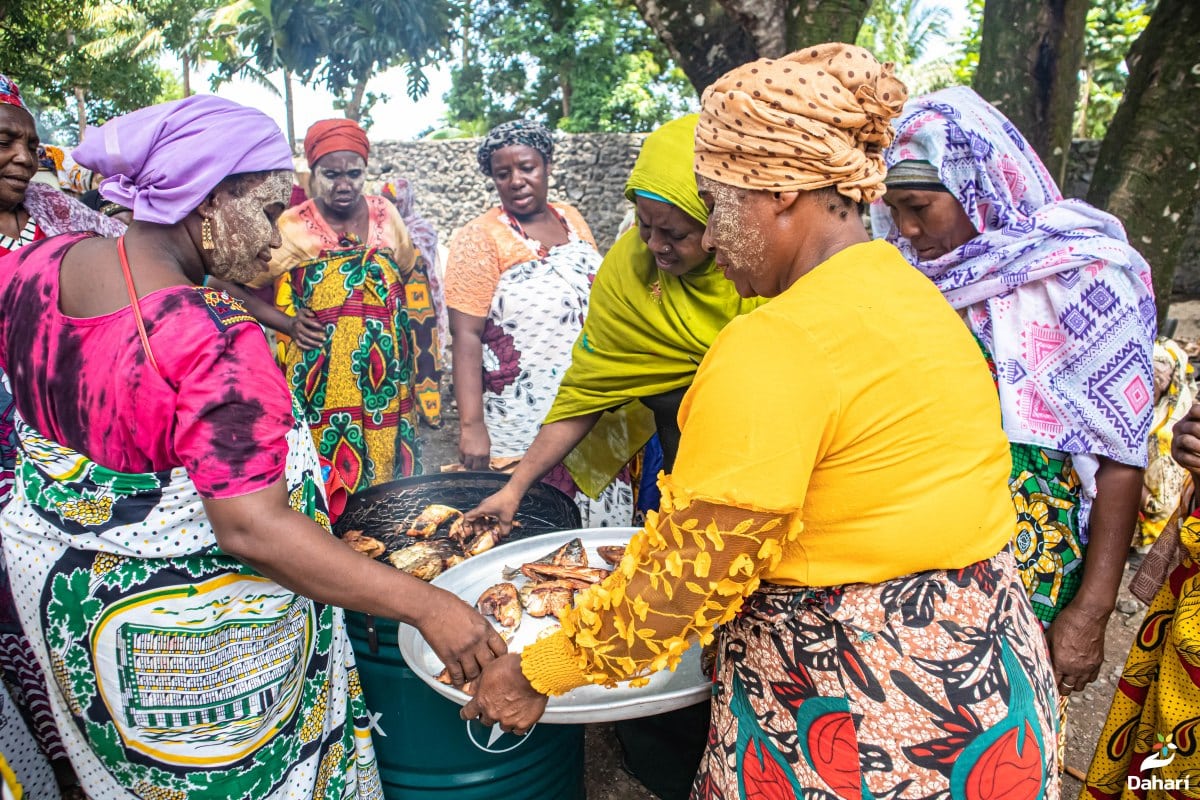 Blue Ventures women and food bowls