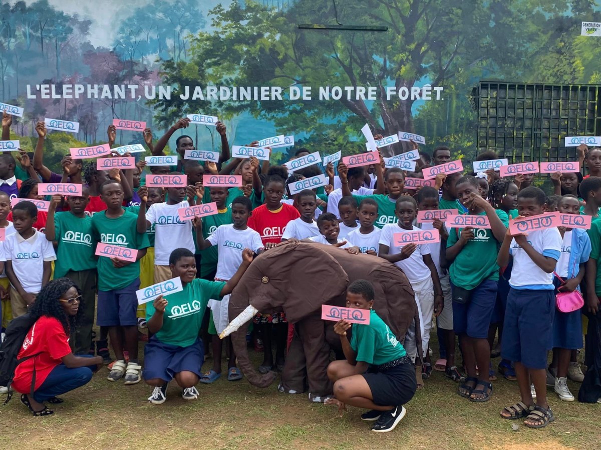OELO children with baby elephant