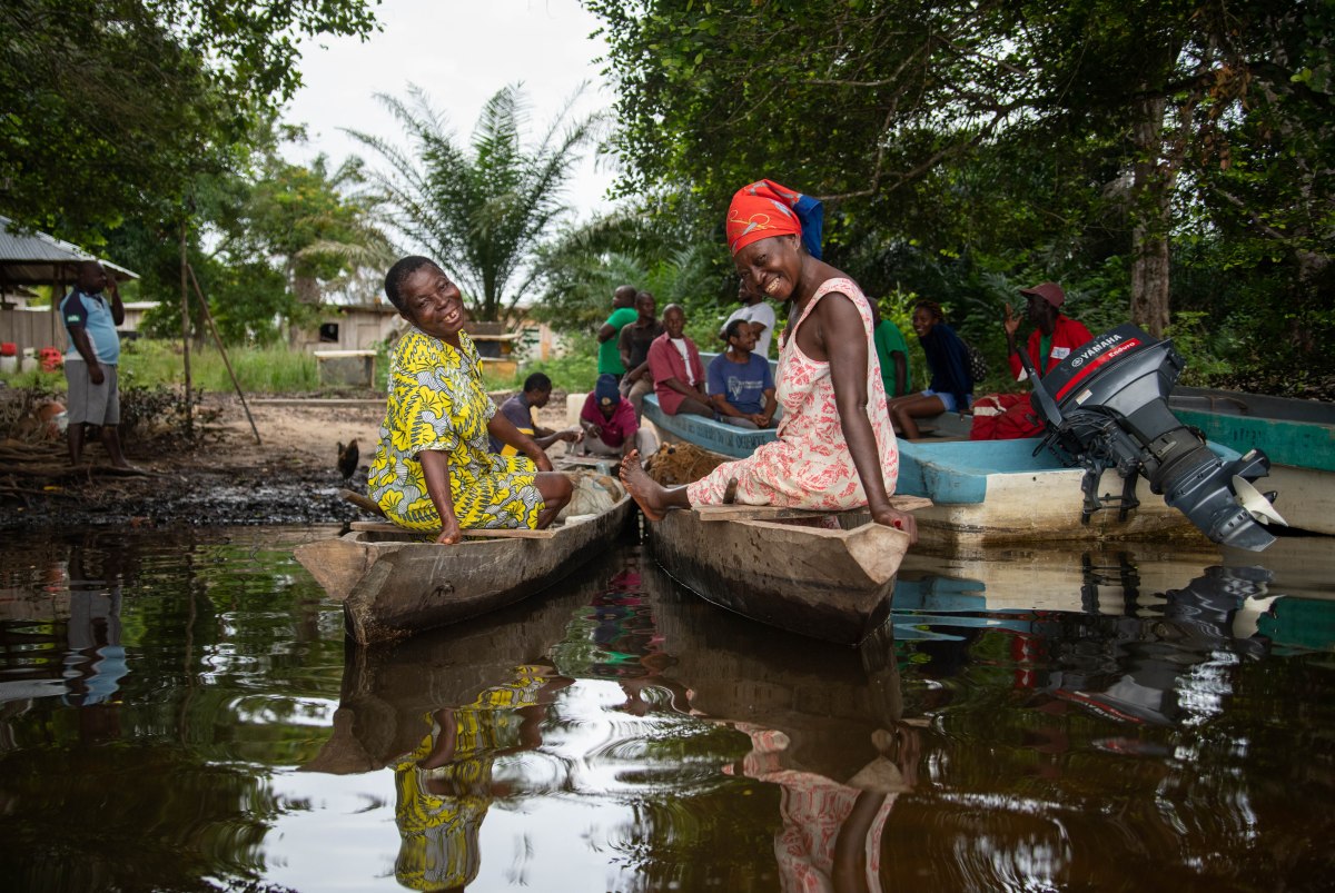 OELO African women on boats