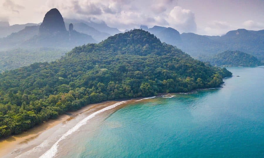 SUNDY-PRÍNCIPE-Dense-forest-meets-turquoise-sea